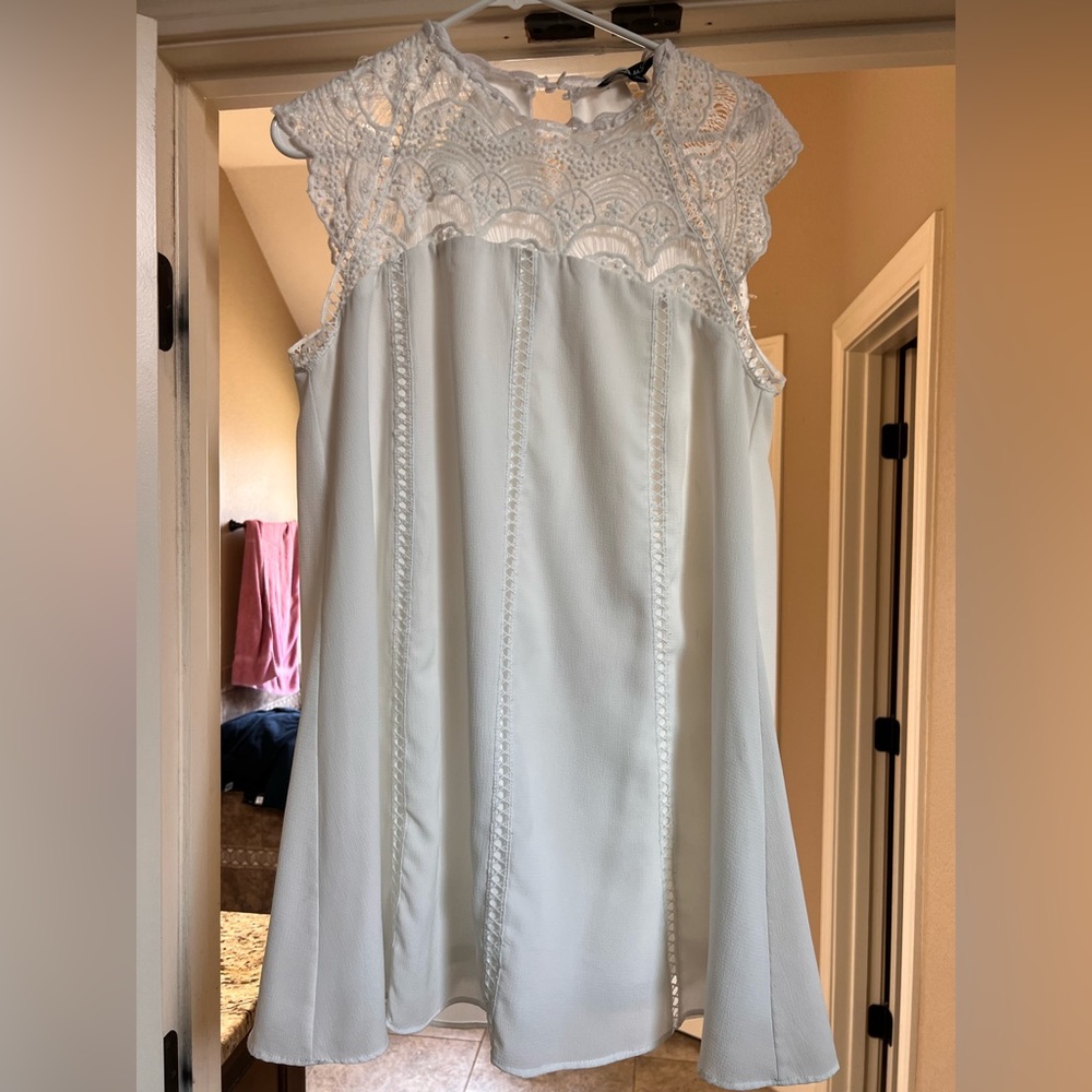 Lulu’s white lace dress